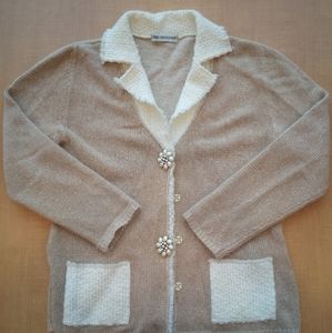 Medium beautiful sweater with flower buttons